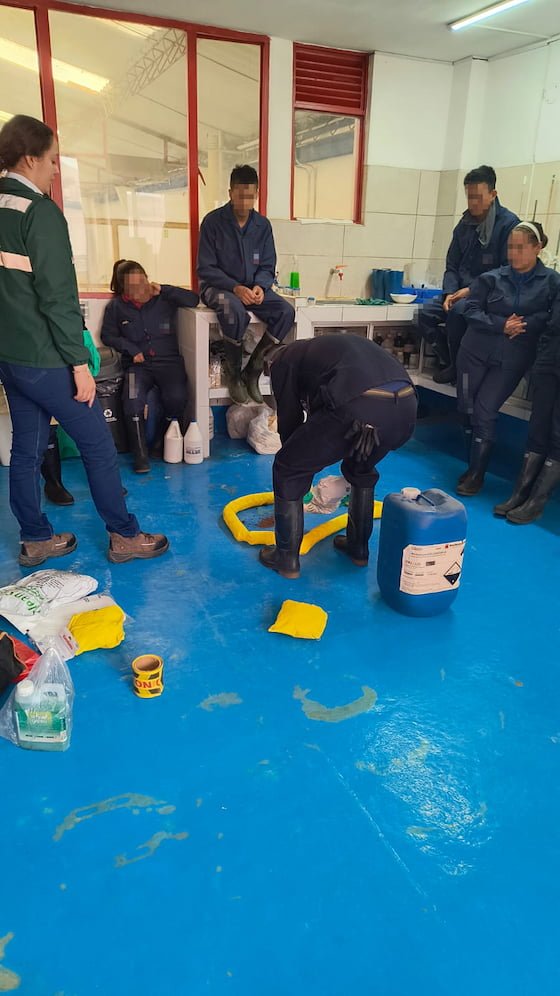 Safety North capacitando a una empresa sobre simulacro de atención a derrames químicos